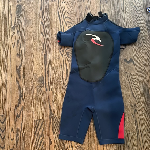 Barely worn kids wet suit - Picture 2 of 3